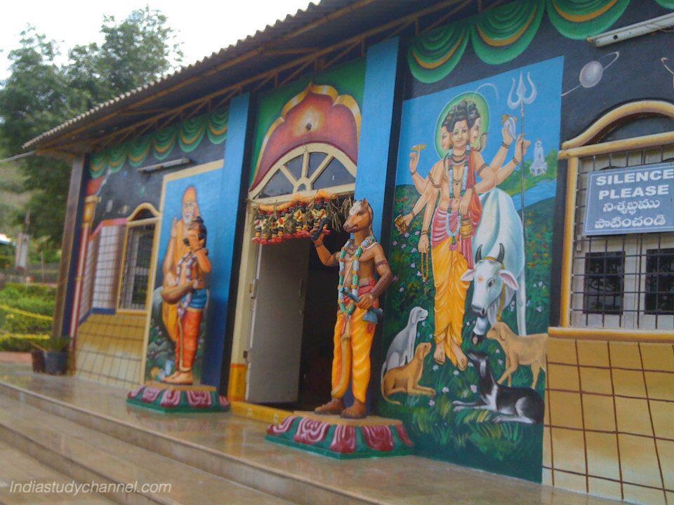Entrance to the Sai Baba temple in Deshmukhi village