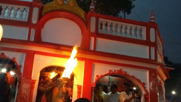 A priest doing Ganga aarti
