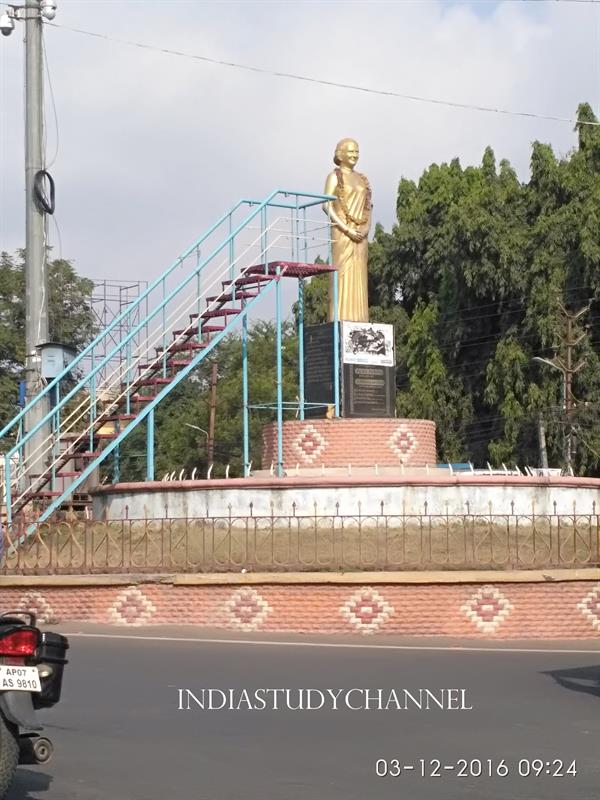 Bronze statue of Smt. Indira Gandhi at Gujjanagulla Center, Guntur