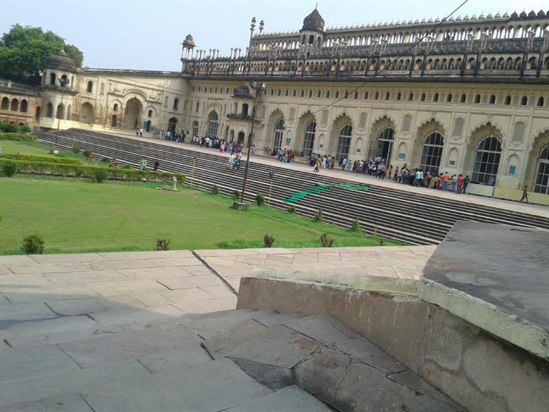Labyrinth from outside, Imama bada