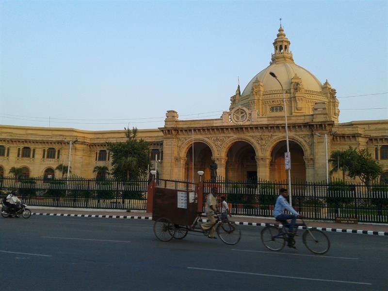 Front view of vidhan sabha lucknow