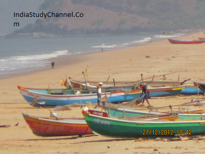 Boats of fishermen park at the Seashore of Dabholi