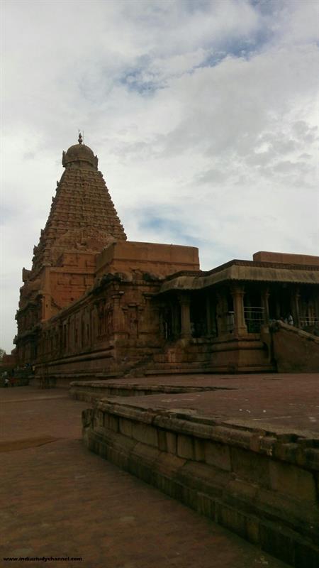 Brihadeeswarar Main Temple (Center)