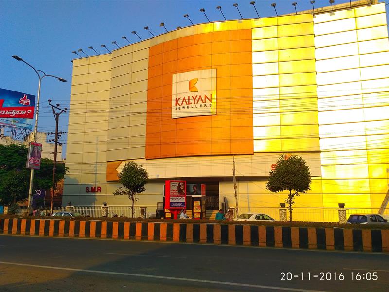 Kalyan Jewelery Shop at busy center of Guntur city