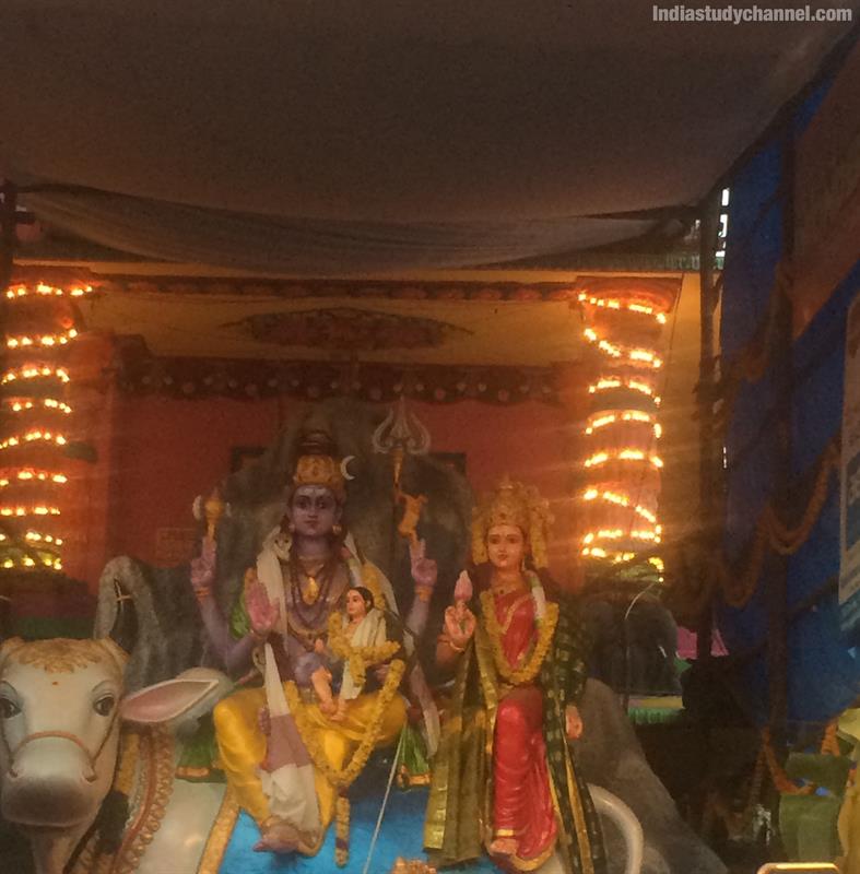 Photo of lord shiva and goddess parvathi on left side of khairtabad ganesh 2018