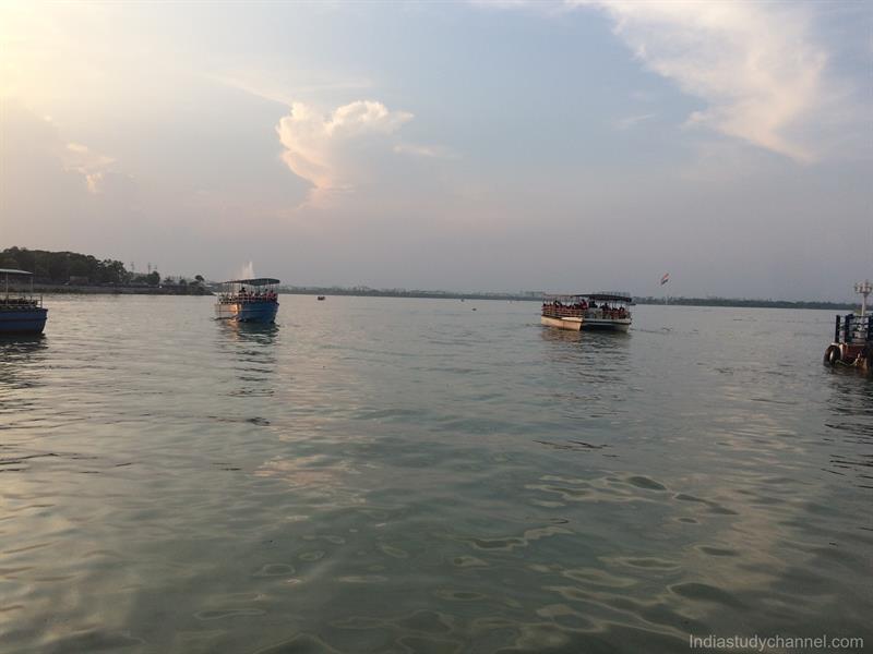 Beautiful Picture of Boats in Hussain Sagar, Hyderabad